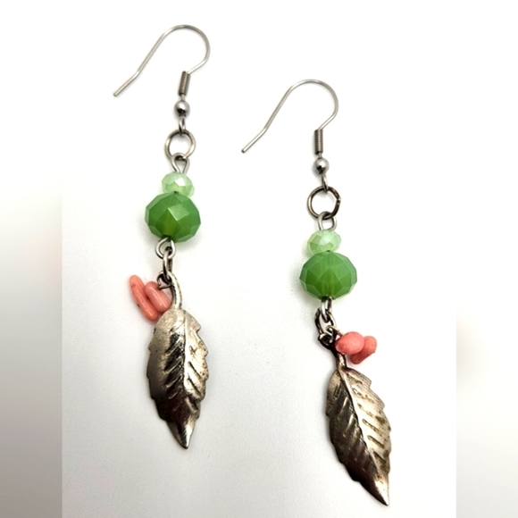 🆓️FREE ADD ON TO BUNDLE Coral & Glass Silver Tone Leaf Dangle Boho Earrings - Picture 1 of 4